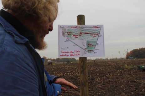 Die Verwandelung eines Maisackers in eine Streuobstwiese