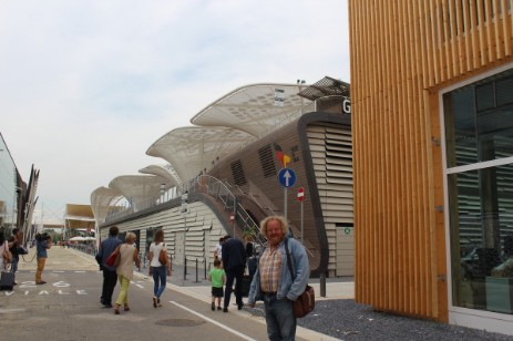 Eckart Brandt vor dem Deutschen Pavillion in Mailand am Nationentag